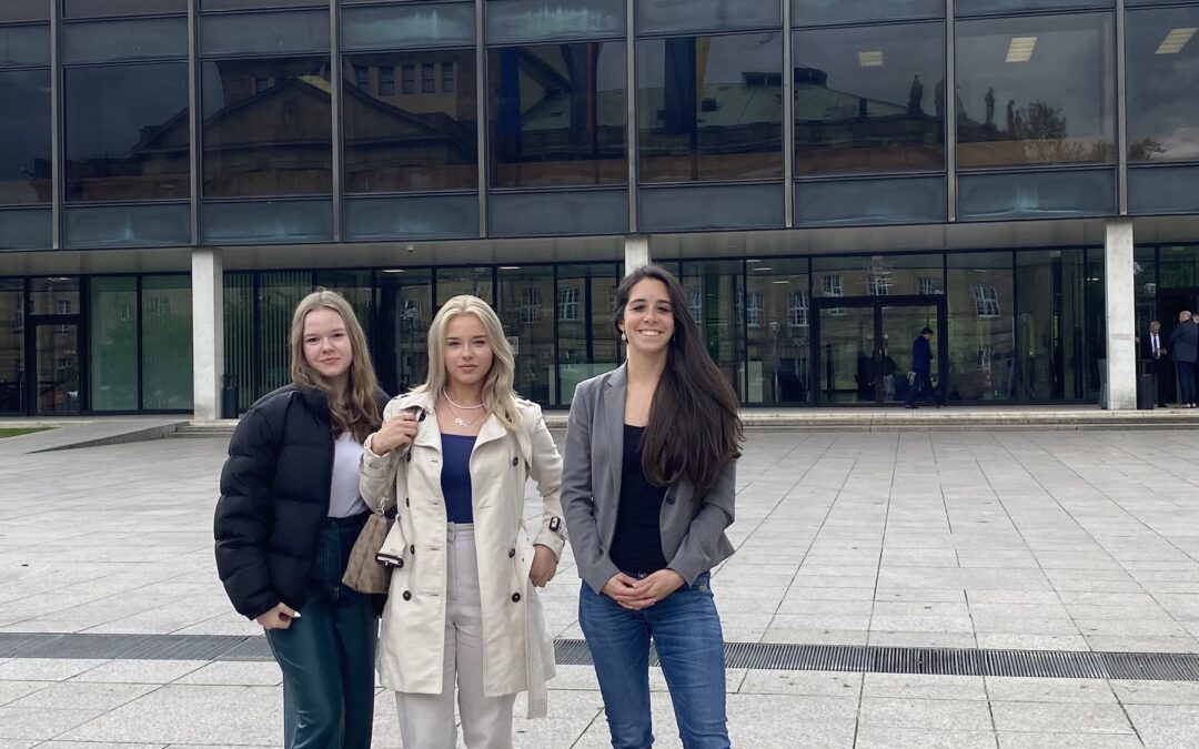 Schülersprecherinnen des Scheffold-Gymnasiums besuchen den Landtag in Stuttgart