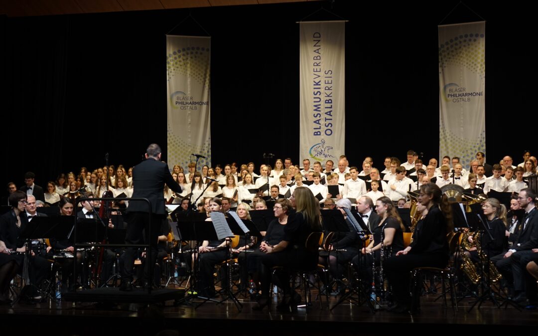 Die Chöre des Scheffold-Gymnasiums singen die „Freiheitssinfonie“ von Guido Rennert