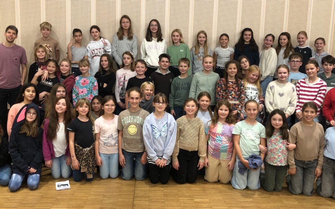 Der Unterstufenchor des Scheffold-Gymnasiums probt mit Yuval Weinberg