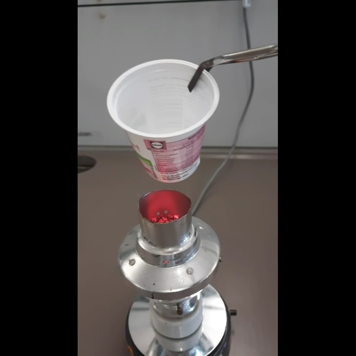 Station4_Aufbau_Schrumpfbecher